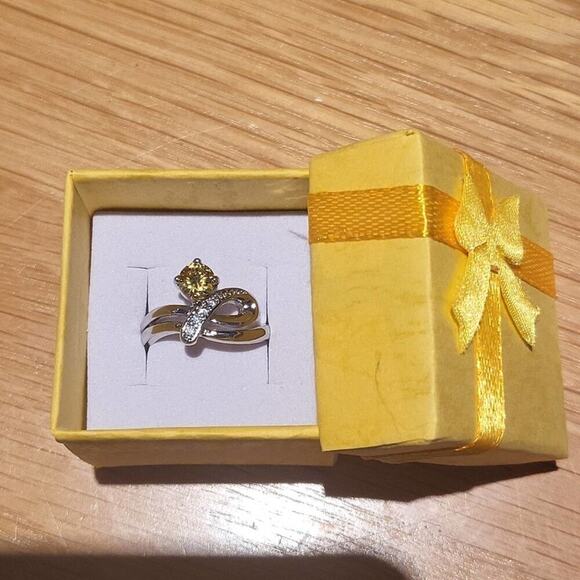 Fashion ring faux diamond's & yellow stone | size 7.5 - Picture 7 of 8